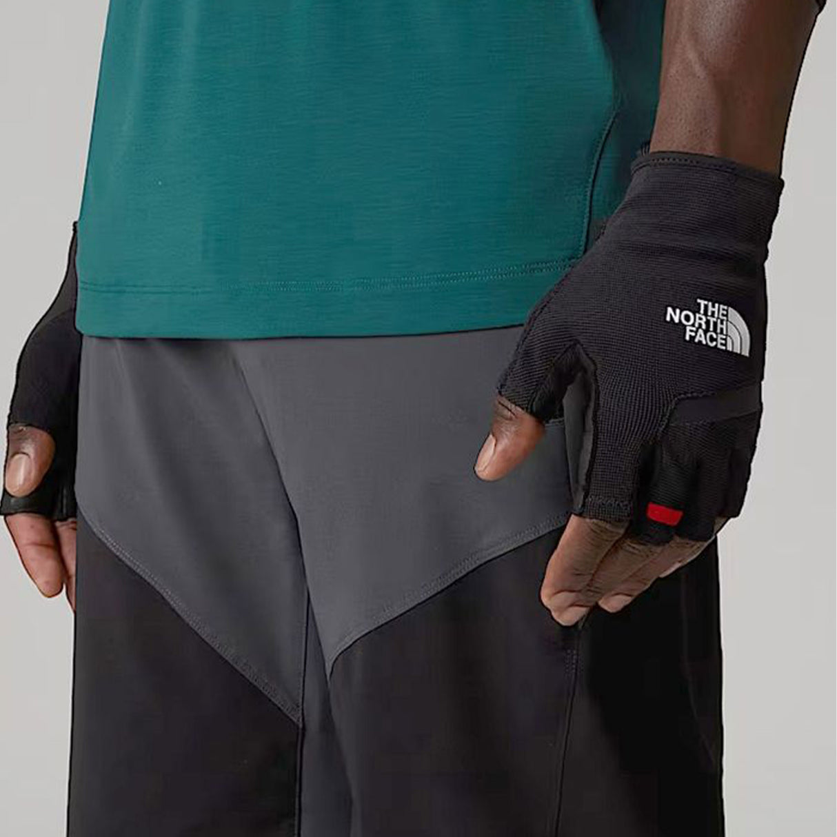 THE NORTH FACE AMP FINGERLESS GLOVE